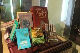 Itu terjadi pada era yang oleh sejarawan anthony reid disebut sebagai kurun niaga (abad bahasa dan kesusastraan melayu riau berkembang pesat dan kemudian dikenal sebagai bahasa melayu tinggi. Khazanah Sastera Negara Di Muzium Sastera Melaka Mukasurat