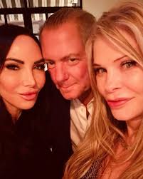 Just a quiet Tuesday nite with my gang ❄️🦆🦜🦅🏝️#anorherdayinparadise🥂