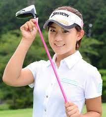 美人すぎるプロゴルファーとして注目されている香妻琴乃 こうづま ことの まるで女子アナと見間違うほどのルックスに 男性ファンから根強い人気があります そんな彼女はゴルフをしてる時だけでなく 私服姿もとっても可愛らしいのですよ 常に女子力を磨いて