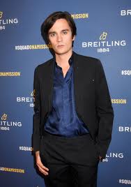 À commencer par son propre père, admiratif et exigeant, qui lui dit parfois. Alain Fabien Delon Rejete Par Sa Famille Je N Etais Pas Invite Comme Un Paria