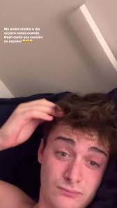 Noah Schnapp Cantando Because