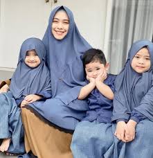 Oki setiana dewi is an actress and producer, known for demi cinta (2017), ketika cinta bertasbih (2009) and merindu cahaya de amstel (2021). Kecemasan Oki Setiana Dewi Meski Sudah Berkumpul Dengan Sulaiman Kumparan Com