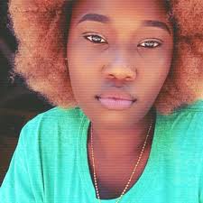 7ème finaliste de #SingLaPerle Elle c'est Kaboré Carole, âgée de 19ans elle  est étudiante en 2ème année de Médecine à l'USTA. De nationalité Burkinabé,  elle dit être extravertie, adore chanter et danser.