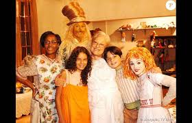 He was born in 1990s, in millennials generation. Rodolfo Valente Posa Com Isabelle Drummond Amanda Diniz Suely Franco Dhu Moraes E Aramis Trindade No Bastidor Do Sitio Do Picapau Amarelo Purepeople