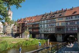 Durch die beidseitige bebauung mit insgesamt 32. Die Kramerbrucke In Erfurt