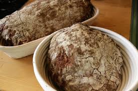 Pizza ausmacht, das rezept für den teig ist dabei eher zweitrangig, der. Selbstgebackenes Brot Auf Pizzastein Franken Ist Wie Ein Kleines Wunderland