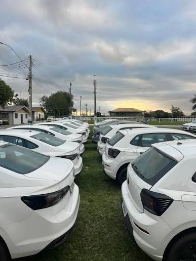 🚨🚗 REFORÇO NA FROTA MUNICIPAL! A Prefeitura de Araruama adquiriu  aproximadamente 100 veículos novos que serão distribuídos para todas as  secretarias municipais! Entre os modelos estão Virtus, Polo Track e Saveiro  Robust,