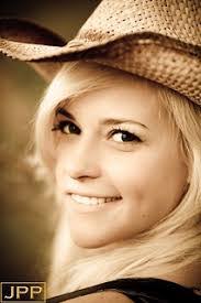 Lisa Bissonnette's Instagram, Twitter & Facebook