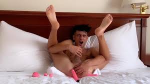 Twink sabe a muchos juguetes sexuales dentro de su culo, simultáneamente