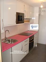 Trabajamos con los mejores fabricantes de laminados como. Muebles De Cocina A Medida En Color Blanco Alto Brillo Con Encimera De Formica En Color Trend Rosa Electrodomesticos Muebles De Cocina Cocina A Medida Cocinas