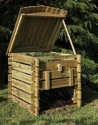 Lovely Garden Composter Styled In Bee Hive Design From Pallet Wood Wooden Compost Bin Diy Compost Compost Bin Diy