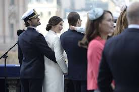 L'ancien prince de grèce et du danemark est naturalisé sujet britannique, rejoint officiellement l'église d'angleterre et abandonne ses titres étrangers. Royals Fashion 70 Ans Du Roi Carl Gustav Chorale Et Salut De La Famille Royale Au Palais Royal En 2020 Chorale Prince Carl Philip Famille Royale Angleterre