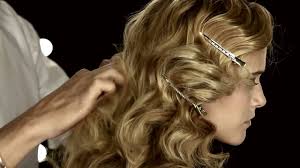 Découvrez la coiffure année 20 et son style si particulier, entre ondulations et longueurs raccourcies, influencée par la prêtresse coco chanel. Tuto Coiffure Femme Vagues Retro Par Franck Provost Youtube