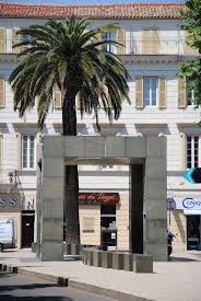 Abribus Philippe Starck Nimes Realise En Marbre Sombre Cette Creation Represente L Embleme De La Ville Maison Carre Nimes France Musee Histoire Naturelle