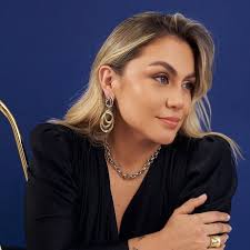 Laura Negron's Instagram, Twitter & Facebook