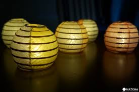 Setelah lem sudah tercampur sempurna dengan air, gunakan kuas untuk melapisi semua permukaan agar tampilan lampion benang makin menarik, anda bisa menghias menggunakan kain flanel dan membentuk. Ayo Membuat Lampion Mini Di Kobishiya Chube Kyoto Matcha Situs Wisata Jepang