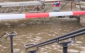Ein hochwasser zum beispiel schiebt sich dabei meist als eine gut erkennbare pegelwelle flussabwärts und ist erkennbar an der pegeltendenz (steigend bis zum pegelscheitel, danach gleichbleibend und später wieder fallend). Ntkpfc9wzm62 M