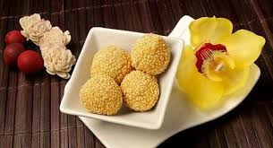 Nasi bogana disediakan dengan membentangkan daun pisang lebar di sebuah pinggan, dan memenuhinya dengan nasi. Pin Di Asian Kuih