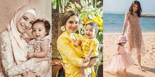 Sedang cari baju batik couple dan kebaya modern?✌ yuk cek koleksi trend model baju batik couple dan kebaya modern kekinian. 12 Inspirasi Baju Kondangan Ala Selebritas Yang Kompak Buat Mama Dan Si Kecil Lucu Dan Bikin Gemas