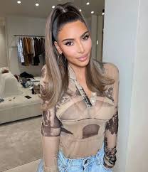The picture in question shows khloé smiling poolside in palm springs, calif., and was mostly unedited. Kim Kardashian Starts 2021 With Fresh Blonde Highlights People Com
