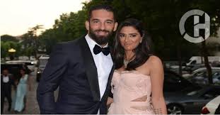 Geceyi emniyet'te ifade vererek geçiren arda turan, ertesi gün 8.5 aylık hamile eşi aslıhan doğan'ın doktor kontrolüne gitti. Arda Turan Ve Esi Aslihan Dogan Mujdeli Haber Verdi Magazin