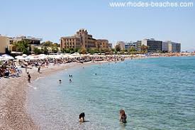 Het strand is lang en zeer breed en wit of licht geel van kleur. Elli Strand Stadt Rhodos Rhodos Strandfuhrer