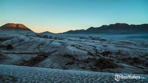 Terletak di taman nasional bromo tengger semeru, jawa timur. Menikmati Pemandangan Gunung Bromo Layaknya Pemandangan Di Antartika Tribunnews Com Mobile