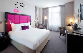 Named for marilyn monroe, this bedroom set features a rich blonde wood look with dazzling crystal knobs, rich vine accents and a chic faux leather and crystal bed. 14 Marilyn Monroe Themed Bedrooms Ideas Bedroom Decor Marilyn Monroe Bedroom Bedroom Design