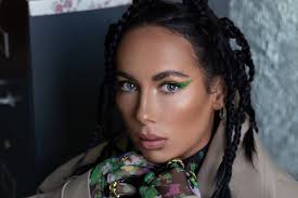 Julia Lang's Instagram, Twitter & Facebook