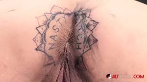 Kitty Jaguar มีรอยสักบนรูตูด