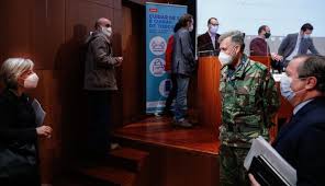 E quem é e qual foi o percurso deste homem? Com Pressao Militar Coordenador Da Vacinacao Quer Adiar Segunda Dose