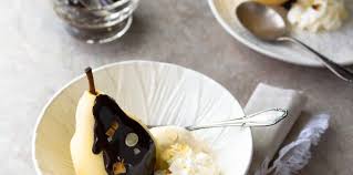 Poire Belle Helene Pochee A La Vanille Sauce Chocolat Recettes Recette En 2020 Poire Belle Helene Poire Au Chocolat Recettes De Cuisine