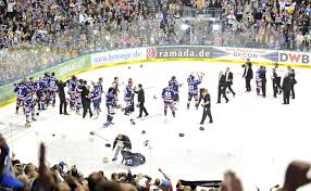 Nach Dem Schlusspfiff Auf Dem Eis Eisbaren Berlin Deutscher Meister Adler Mannheim