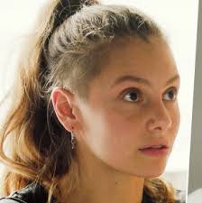 En qué teleseries de Mega ha aparecido Oliver Borner? El actor interpreta a  Nacho en Como la Vida Misma