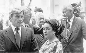 Warner was a courtly figure who squired celebrities and was married to elizabeth taylor when he was elected to the senate in 1978, and he went on to serve five terms before retiring from the chambe… Elizabeth Taylor Brought Glamour To Virginia Entertainment Richmond Com