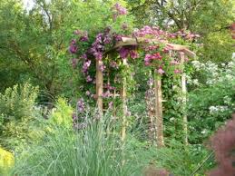 Nombreuses possibilités pour stocker l'outillage. Pergola En Bois L Installer Dans Son Jardin Ou Sur Sa Terrasse Et L Entretenir Gamm Vert