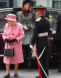 Katerine les derniers seront toujours les premiers clip. Kate Middleton Et La Reine D Angleterre Sortie Coquette A Londres Elle