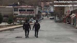 malatya nin darende ilcesinde de saat 21 00 itibariyla sokaklar sessizlige burunurken vatandaslar genelde sokaga cikma kisitlamasina uyuluyo sokak sehir resim