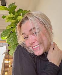 HOW MY DOG SEES HIMSELF WHEN ТНЕ DOORBELL RINGS