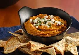 Ein Einfacher Wurziger Hummus Dip Mit Selbst Gemachten Tortilla Chips Hummus Dip Lecker Einfache Gerichte
