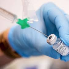 Der wirkstoff von biontech/pfizer kommt dabei auf wirksamkeitswerte von mehr als 90 prozent. Corona Impfung Von Biontech Diese Personen Sollten Vorm Impfen Zum Arzt Welt