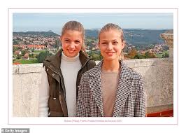 Royals que también estrenan internado este verano lo de educar a la realeza en internados en el extranjero no es una práctica nueva, pero sí va a ser la. Spanish Royals Release Annual Christmas Card With Beaming Princess Leonor And Infanta Sofia Daily Mail Online