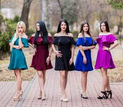 Ramona bădescu poartă numai rochii de lux, majoritatea cumpărate din italia. Rochii De Vara Stylish Semnate Ramona Badescu Pentru Aparitii De Top