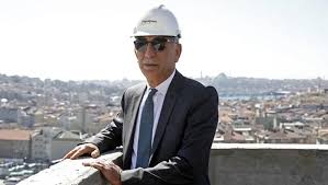 .dönmüştü.adnan polat hiç konuşmadı, zaten suskun ve efendi bir adamdı.ancak hakan italyaya eski galatasaray asbaşkanı, polat renaissance oteli'nin sahibi. Adnan Polat Ucuncu Kez Dede Olacak