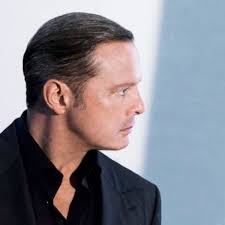 Luis Miguel reaparece para celebrar 40 años de trayectoria artística