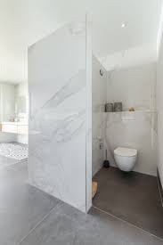marmeren badkamer met softclose toilet marmeren badkamer badkamer badkamer modern