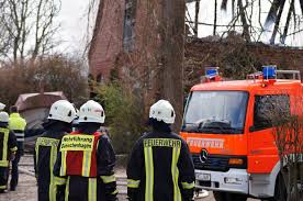 Diese karte wurde von menschen wie ihnen erstellt! Grossfeuer Zerstort Reetdachhaus In Altenholz Einsatzkraefte In Kiel Das Online Magazin Aus Kiel