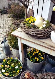 Die dekoration des gartens ist eine kreative sache und sollte regelmäßig erfrischt. Naturliche Osterdekoration Osterdeko Im Garten Deko Mit Zinkgefassen Gartendeko Zu Ostern Strausseneier Natural Easter Decor Spring Decor Easter Decorations