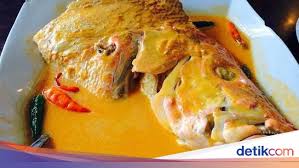 2 batang serai, ambil putihnya dimemarkan. Sedap Gulai Kepala Ikan Plus Nasi Hangat Bisa Dinikmati Di 5 Tempat Ini