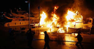 Muğla'nın marmaris ilçesindeki ormanlık alanda henüz belirlenemeyen bir nedenle yangın çıktı. One Person Dead And Another Injured As Marina Catches Fire In Marmaris Turkey Yacht Harbour